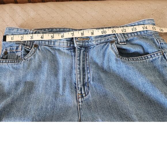 CJ Banks 5 pocket Light Wash Knee Length Bermuda Style Shorts Women's Size 4 - Picture 8 of 8